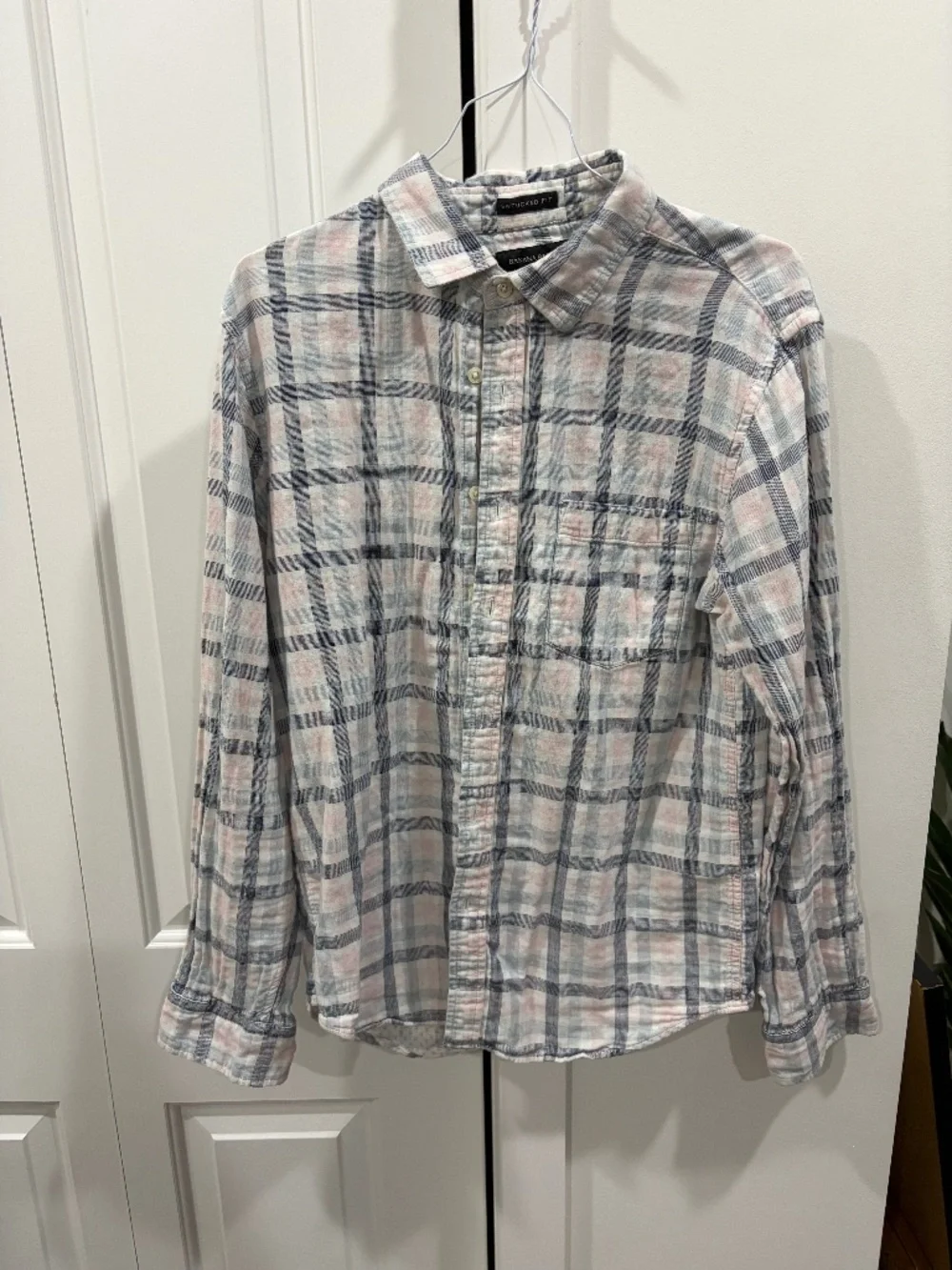 Banana Republic- Long Sleeve - Men's - Button Down.   Untucked Fit - Size Medium